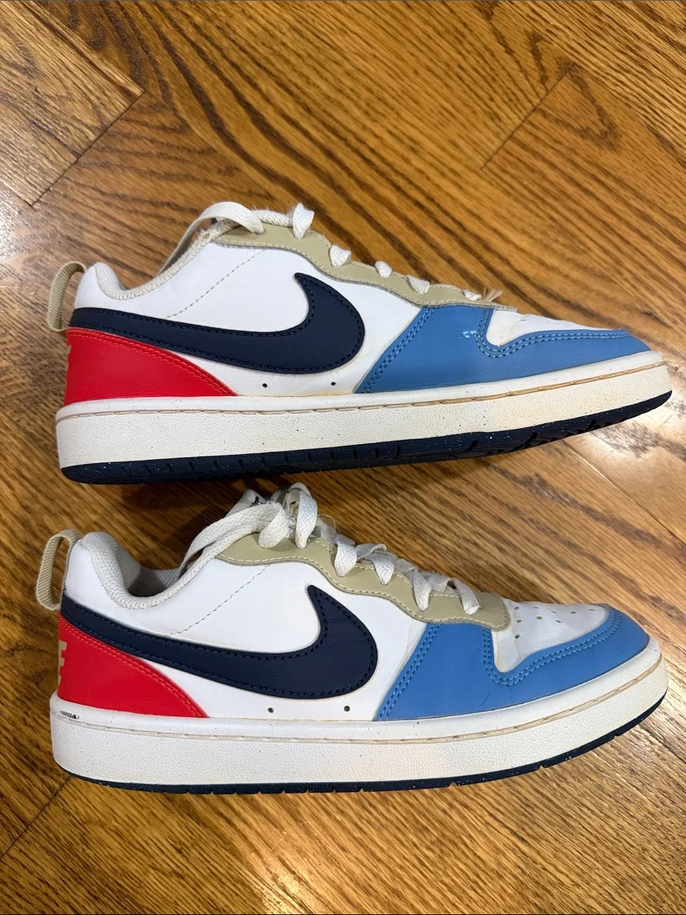 Boy’s Nike Sneakers/Shoes. Size 4Y. Good Condition.